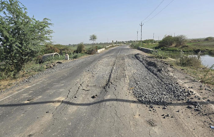 બગોદરા-સરલા રોડ ઓવરલોડ ડમ્પરોના કારણે બિસ્માર