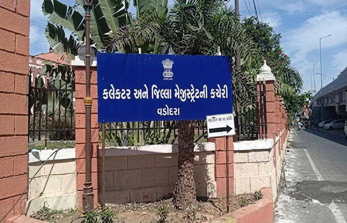 હિન્દુ સનાતનીઓ દ્વારા અશાંતધારાના કડક અમલ અંગે વડોદરા કલેકટર કચેરીએ આવેદન અપાયું