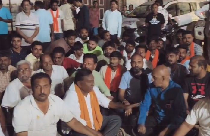 નર્મદા પરિક્રમા: તિલકવાડામાં રજિસ્ટ્રેશન મુદ્દે હોબાળો, ભંડારાના સ્વયંસેવકોએ રામધૂન બોલાવી ધરણા કર્યા