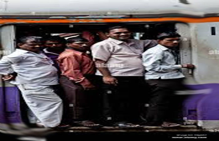 પીક અવર્સમાં  લોકલના ડોર પાસે ઉભા રહેવું બેદરકારી નથી - હાઈકોર્ટ