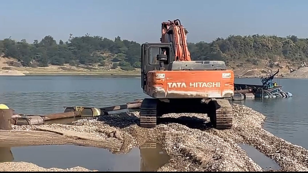 પોઇચા(ક) ગામની નજીક મહી નદીમાં ગેરકાયદે રેતીખનન