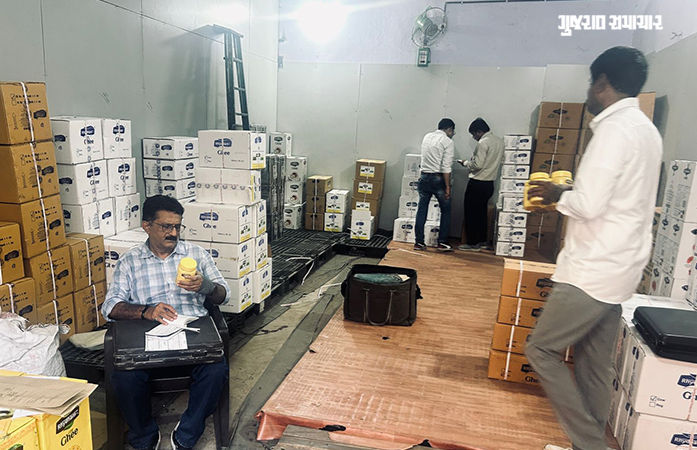 બ્રાન્ડના નામે ઝેરી ઘી! અમદાવાદમાં 3 સ્થળોએથી 4.8 ટન શંકાસ્પદ નકલી ઘી ઝડપાયું, ફૂડ વિભાગની કાર્યવાહી