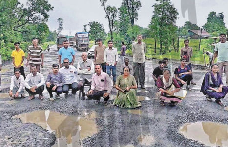 BJP leaders protest after potholes go unrepaired in Valsad’s Kaprada in BJP-ruled Gujarat