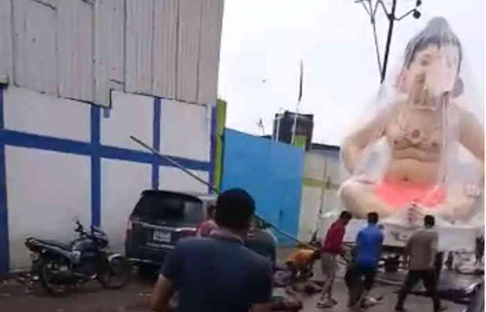 Video: અંકલેશ્વર: ગણેશની પ્રતિમા લઈને આવતા મંડળના સભ્યોને વીજકરંટ લાગ્યો : બે યુવકના મોત