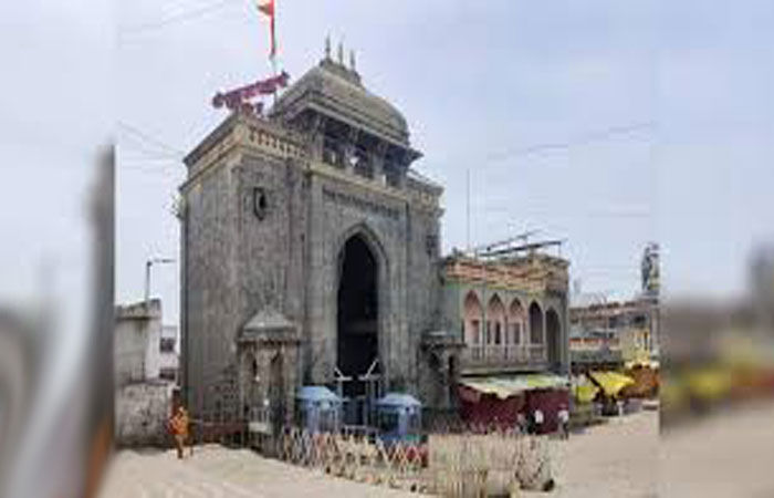 તુલજા ભવાની પરિસરમાં થૂંકવા બદલ 8 પુજારીને પ્રવેશબંધી