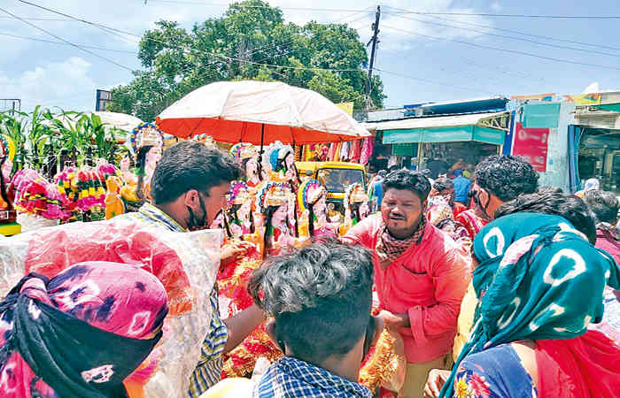 પ્રાંતિજ શહેરમાં કોરોનાના કહેર વચ્ચે દશામાની મૂર્તિઓ ખરીદવા ભીડ