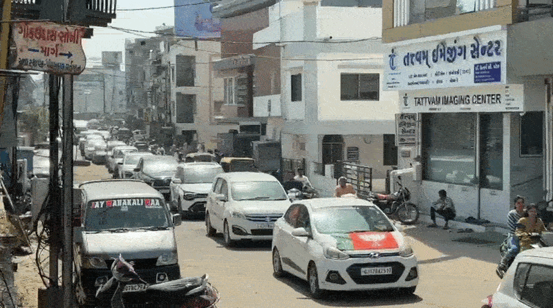 ગોધરા: ફોર્મ ભરવા માટે તો લક્ઝરી કારોનો મેળો જામ્યો, શું જીત્યા પછી જનતાની મદદ માટે પણ આ ગાડીઓ આમ જ દોડશે?