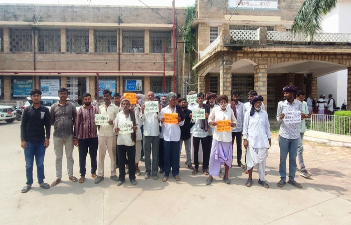 વઢવાણના ખોડુ ગામની ગૌચર જમીન પર ગેરકાયદેસર ખનન મુદ્દે કલેક્ટરને રજૂઆત