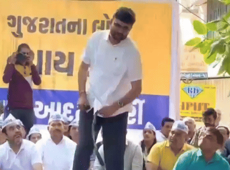સુરતમાં ગોપાલ ઇટાલિયાએ જાહેર મંચ પરથી જાતે જ પટ્ટા મારી માફી માંગી, 'દીકરીને હું ન્યાય અપાવી ન શક્યો'