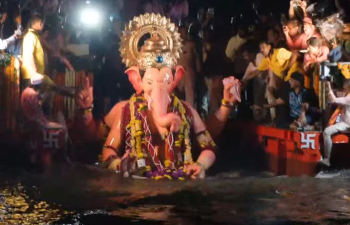 સમુદ્રમાં ભરતીના વિઘ્ન બાદ લાલ બાગ ચા રાજાની મૂર્તિનું વિસર્જન, ઈતિહાસમાં પહેલીવાર આટલો વિલંબ થયો
