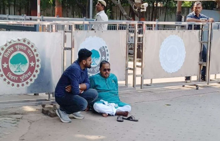 બિહારમાં CM હાઉસની બહાર જ ધરણા પર બેઠા JDU ધારાસભ્ય! કહ્યું- ટિકિટ લીધા વિના નહીં જઉં