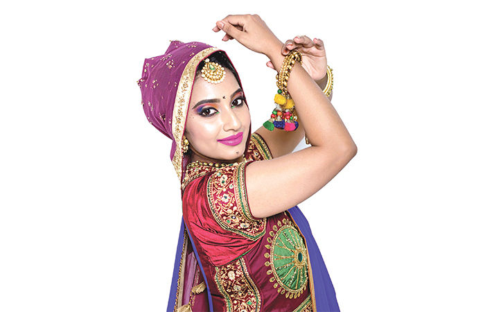 રાસ-ગરબાની રમઝટ માણવા રૂપસજ્જા પાછળ રૂપિયા વેરતી યુવતીઓ