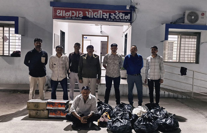 થાન શહેરમાંથી રૃ.1.86 લાખના દારૃ સાથે શખ્સ ઝડપાયો