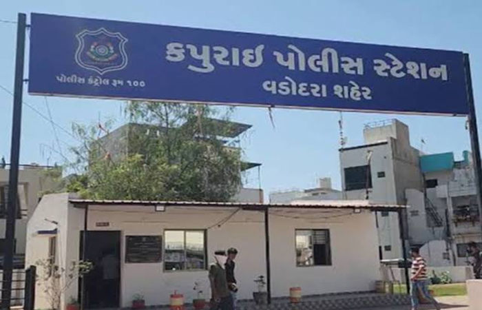 વડોદરામાં પરિવાર ચાર રસ્તા નજીક અમીદર્શન કોમ્પ્લેક્સ ખાતે દારૂની મહેફિલ માણી રહેલા ચાર ઝડપાયા