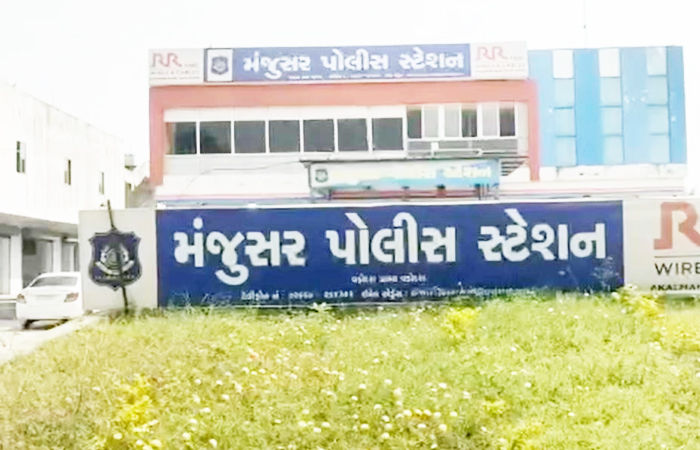 દૂધની ગાડીમાં દારૂની હેરાફેરી કરો છો તેમ કહી નકલી પોલીસનો 1.87 લાખ રોકડ અને બે મોબાઈલનો તોડ