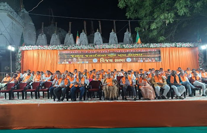 જામનગરના ચાંદીબજારના ચોકમાં ભારતીય જનતા પાર્ટી દ્વારા ભવ્ય વિજય વિશ્વાસ સંમેલન યોજાયું