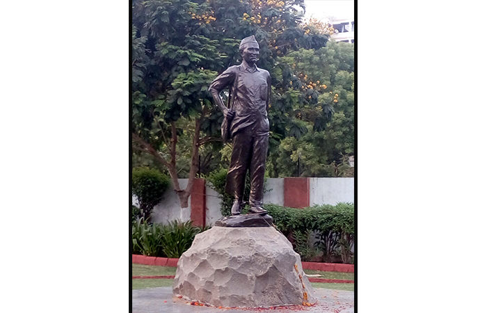 સાબરનાં મર્દાની સોણલાં સુણાવતી, રેવાનાં અમૃતની મર્મર ધવરાવતી, સમદરનાં મોતીની છોળે નવરાવતી....ગુજરાત મોરી મોરી રે.....