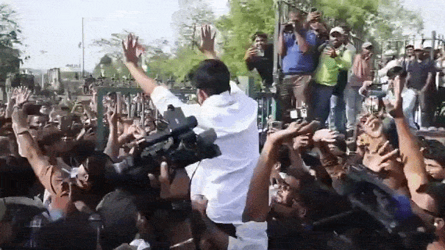 VIDEO: જયપુરમાં કોકરોચ જનતા પાર્ટીના ફાઉન્ડર પર હુમલો, અભિજીત દીપકેને યુવકે માર્યા લાફા