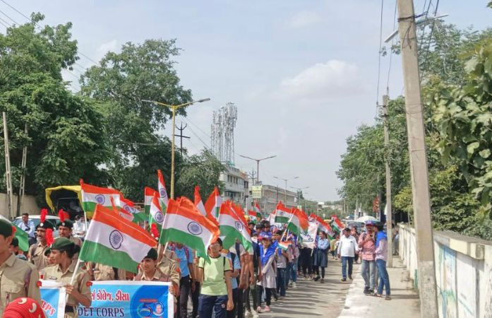 ગુજરાતમાં ભાજપના નેતાઓ ભીડ પણ ભેગી કરવામાં નિષ્ફળ, તિરંગા યાત્રાની જવાબદારી તલાટીના માથે