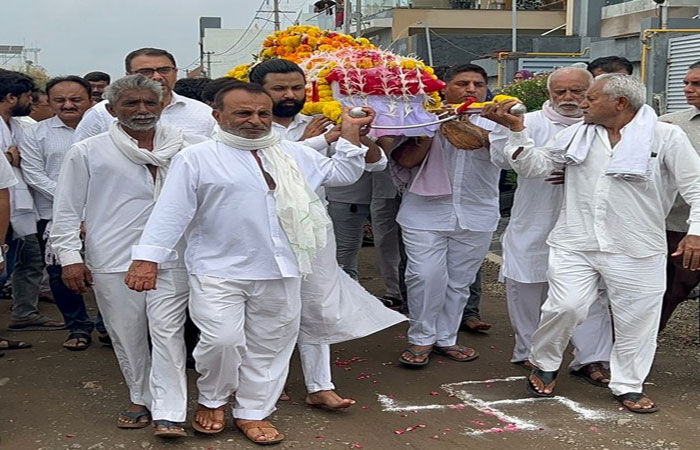 લંડનમાં પૌત્રની સગાઈની વાત હોવાથી મુકતાબેન ખૂબ જ ખુશ હતા