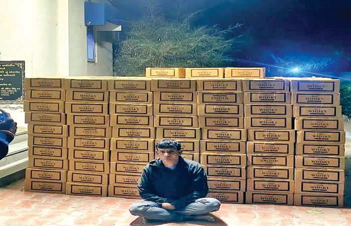 વિરમગામ હાંસલપુર સર્કલ નજીક રૂ. 52 લાખનો દારૂ ઝડપાયો, ટ્રક ચાલક ઝબ્બે