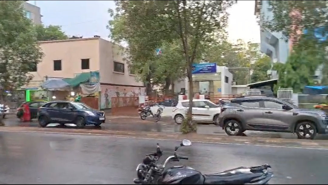 ચૈત્ર માસમાં અષાઢી માહોલ સર્જાયો  વડોદરામાં સાંજે ૩૫ કિ.મી.ની ઝડપે ફૂંકાયેલા પવન સાથે વરસાદ વરસ્યો