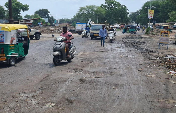 વડોદરા શહેરના વિહાર સિનેમા-ગાજરાવાડી માર્ગ પર દબાણો અને ખાડાઓથી લોકો પરેશાન