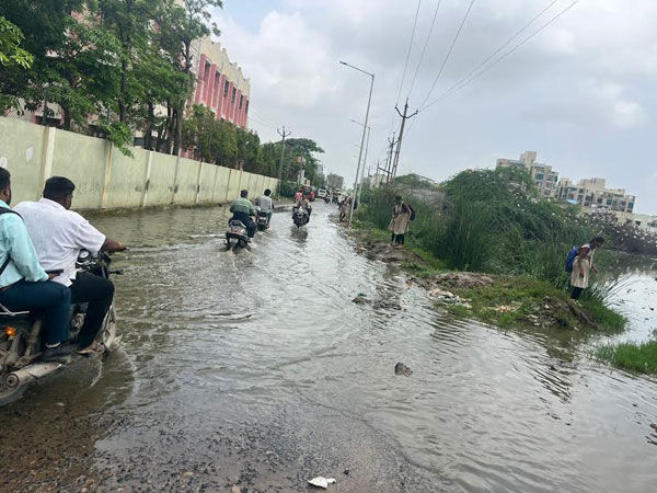 બાવળાની ખાનગી શાળાના ગેટ પાસે ગંદા પાણી ભરાતા વિદ્યાર્થીઓને હાલાકી