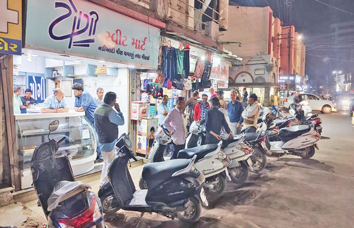 નડિયાદ મનપા દ્વારા સરદાર ભવનની દુકાનો ખાલી કરવા માટે અંતિમ નોટિસો