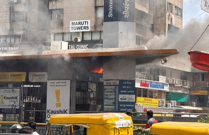 અમદાવાદ: શિવરંજની BRTS બસ સ્ટેન્ડમાં લાગી આગ, ચાર રસ્તા પર ટ્રાફિક જામ સર્જાયો