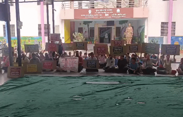 મોટા વરાછામાં શિક્ષણ વ્યવસ્થા સામે વિવાદ : વિદ્યાર્થીઓ ઉપવાસ પર, વાલીઓ રસ્તા પર