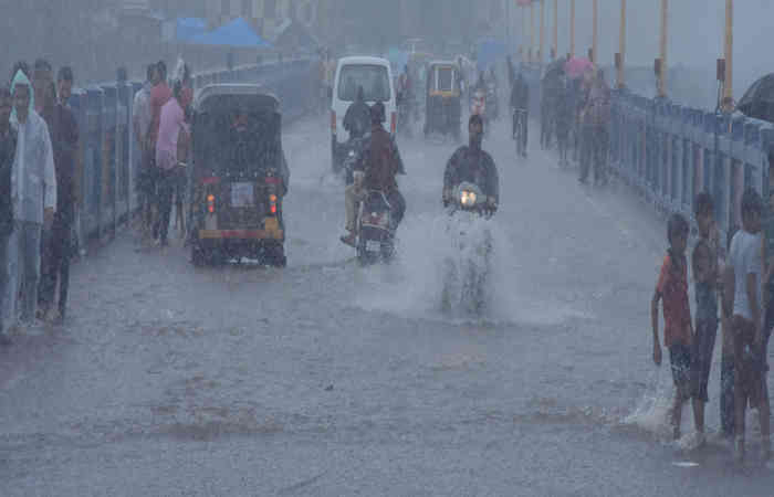 રાજકોટ 7 ઈંચ વરસાદે જળંબાબાકાર,વૃક્ષો પડયા