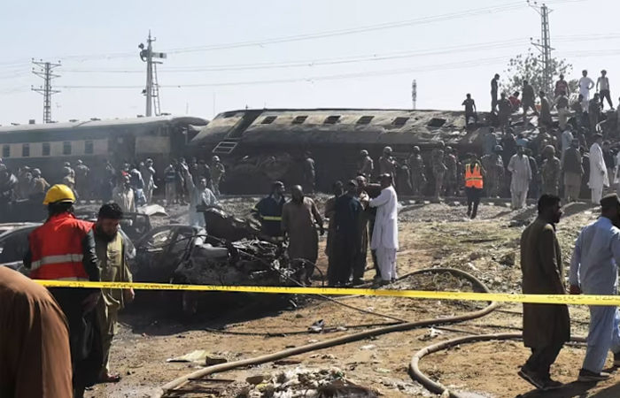 ક્વેટા વિસ્ફોટોથી ધૂ્રજ્યું : 25નાં મોત અનેક ઘાયલ : ટ્રેનની બોગીના ફૂર્ચા ઊડયા