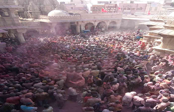 દ્વારકાના જગત મંદિરમાં શ્રીજી સંગ રંગે રમી ભાવિકો ભાવનિભોર