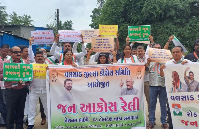 વલસાડમાં બિસ્માર હાઈવે પર અકસ્માતનો વણઝાર! કોંગ્રેસે રસ્તે ઉતરી દેખાવ કર્યો