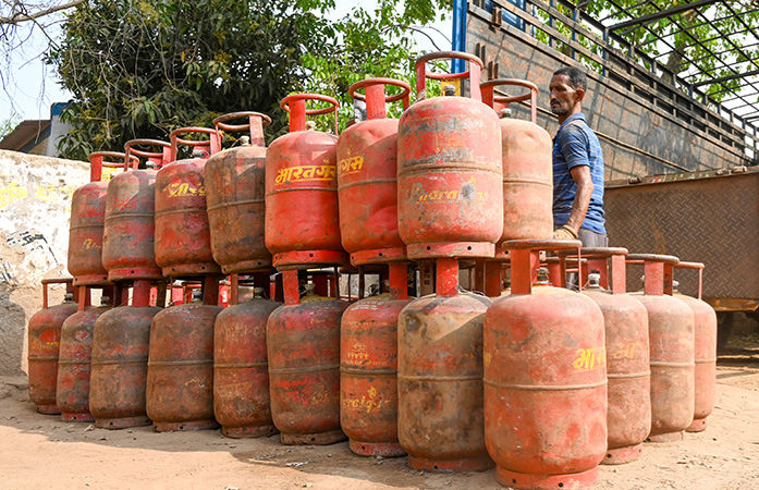 LPG સિલિન્ડર પ્લાન્ટ્સની સુરક્ષા વધારો, બ્લેક માર્કેટિંગ કરનારા સામે કાર્યવાહી કરો: કેન્દ્રનો રાજ્યોને આદેશ