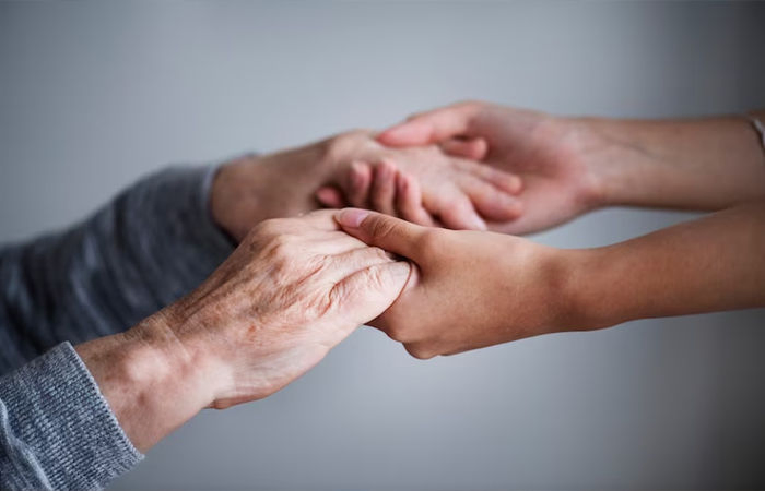 World Elder Abuse Awareness Day: આ 4 બાબતોનું ધ્યાન રાખી વૃદ્ધો સાથે થતો દુર્વ્યવહાર અટકાવો