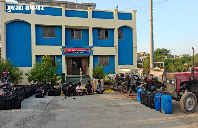 અમરેલી: જાફરાબાદના દરિયાકાંઠે ફિશિંગ બોટમાંથી 22 લાખનો વિદેશી દારૂ ઝડપાયો, 4ની ધરપકડ, 11 ફરાર