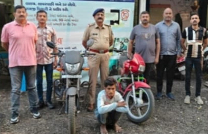 જામનગર તાલુકાના પસાયા ગામની સીમમાં બાવળની ઝાડીમાં બાઈક સંતાડી રહેલા તસ્કરને બે ચોરાઉ બાઈક સાથે પોલીસે ઝડપી લીધો