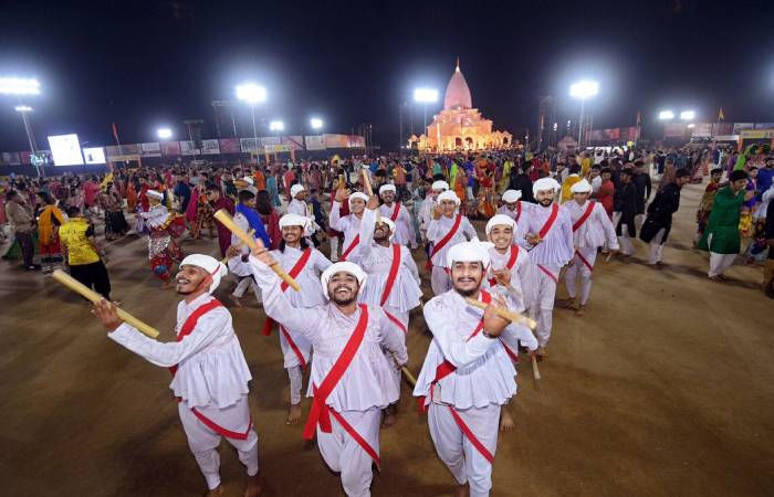મોડી રાત સુધી ગરબાને લઈ હાઈકોર્ટની સ્પષ્ટતા, નાગરિક ફરિયાદ કરશે તો પોલીસે કાર્યવાહી કરવી પડશે