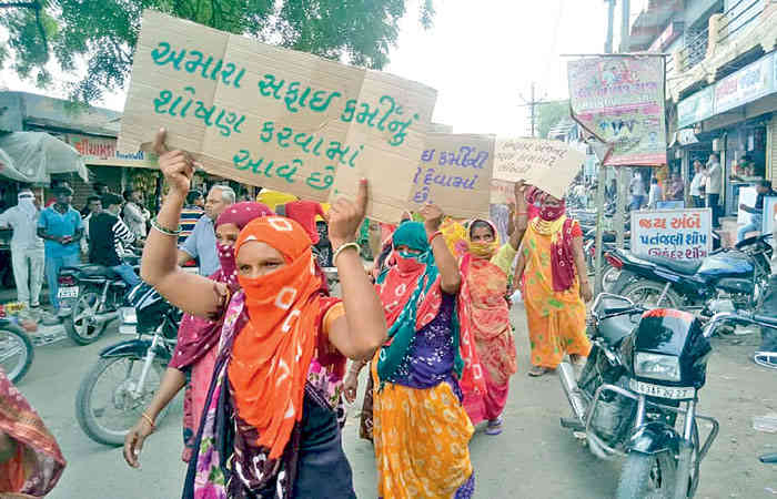 લીંબડી પાલિકાના રોજમદાર-કોન્ટ્રાક્ટ બેઝ્ડ કર્મચારીઓનું પગાર મુદ્દે આવેદન