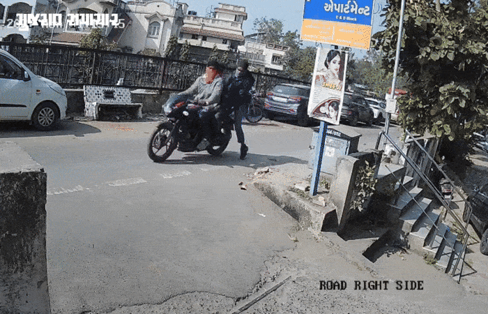 VIDEO | અમદાવાદ: ખોખરામાં ધોળા દિવસે મહિલાના ગળામાંથી ચેઈન સ્નેચિંગ, સીસીટીવીમાં કેદ થઈ ચોરની કરતૂત