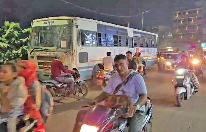 નડિયાદના રેલવે સ્ટેશન રોડ પર એસટી બસના ટાયર નીકળ્યા : બે કલાક ટ્રાફિકજામ