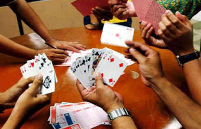 જાહેરમાં જુગાર રમતી 6 મહિલા સહિત 23 ઝડપાયા