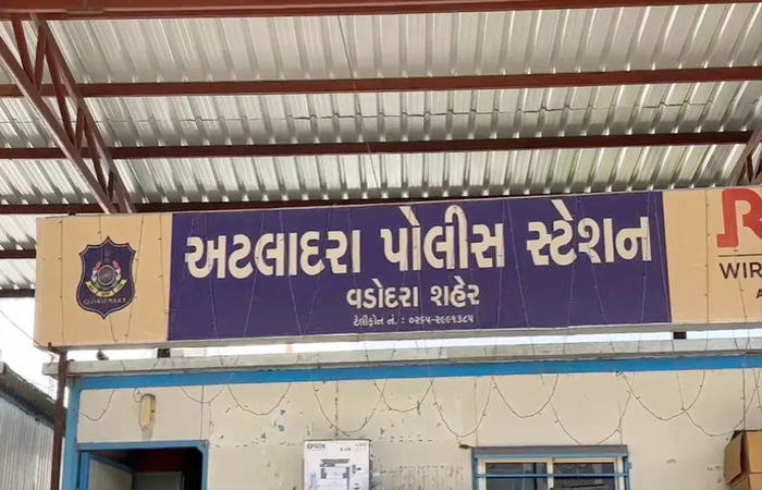પ્રેમીની પત્નીના ફોટા એડિટ કરી બિભત્સ લખાણ કરી મિત્રને મોકલતી યુવતી