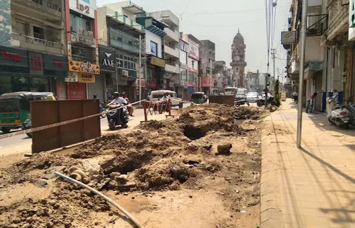 વડોદરાના માંજલપુરમાં રસ્તાના કામ ટાણે ગેસ લાઇન તૂટી : અનેક પરિવારોમાં બપોરની રસોઈ થઈ શકી નહીં