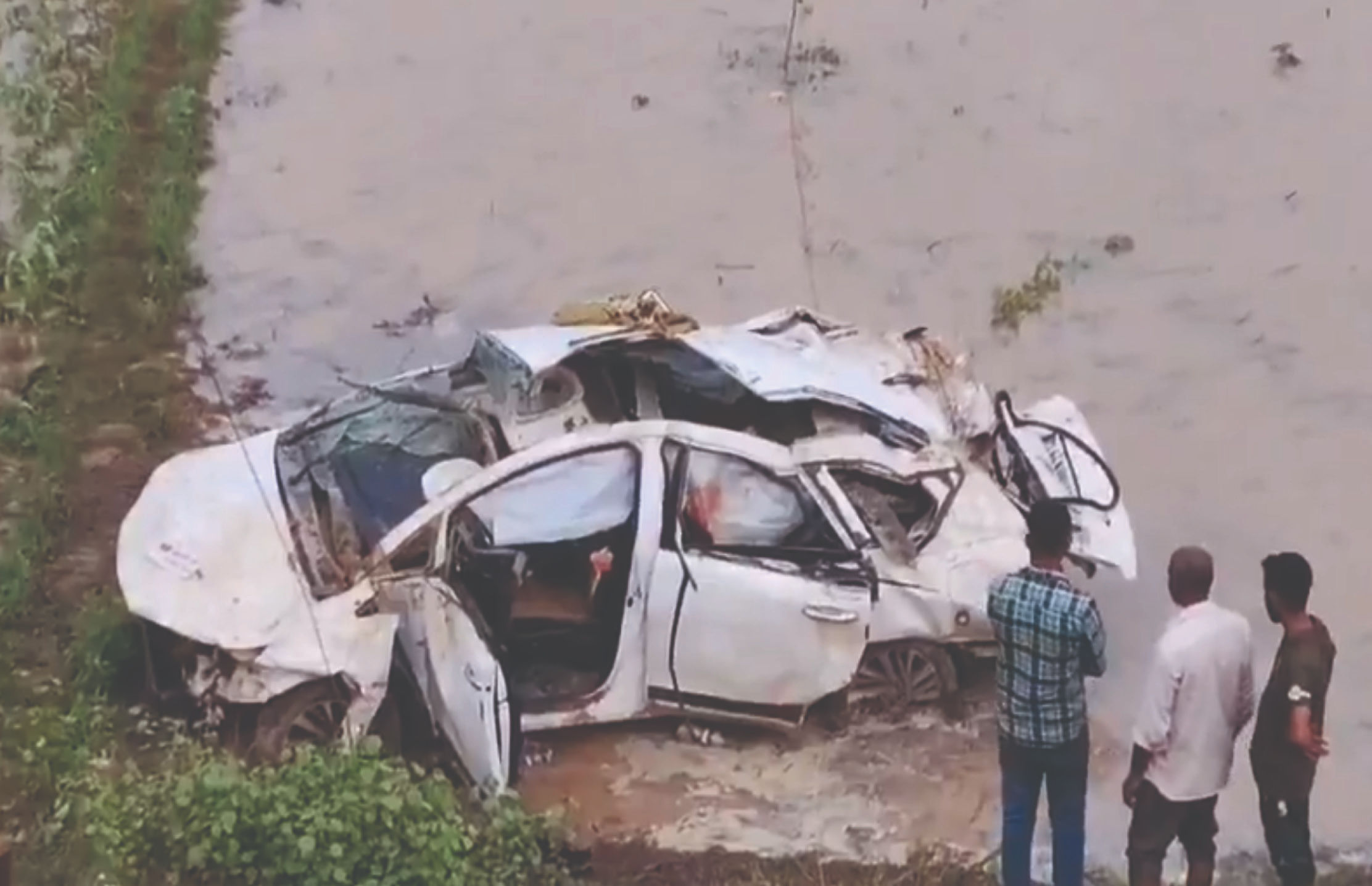 VIDEO : ગાંધીનગરથી કેદારનાથ જઈ રહેલા પાંચ મિત્રોનો યુપીમાં અકસ્માત, કાર ફ્લાયઓવર પરથી નીચે પડતાં ચારના મોત