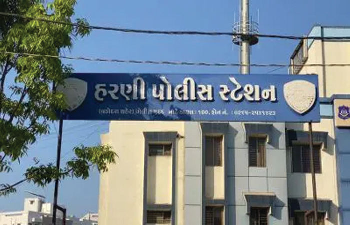 વડોદરાના VIP રોડ પર યુવતી કારમાં બેસતા જ ગન બતાવી યુવકે કહ્યું, મેં મર્ડર કર્યું છે, મને આગળ છોડી દે