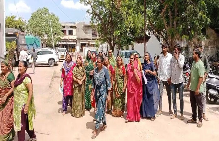 શિવરંજની સોસાયટીમાંથી ડમ્પરો પસાર થતાં રહિશોના જીવને જોખમ