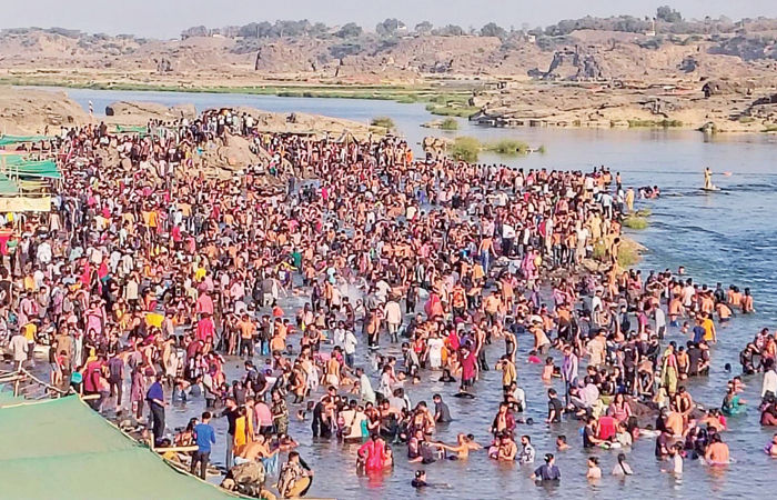 ગલતેશ્વર ખાતેની મહીસાગર અને ગળતી નદીના પટમાં ભક્તોનું કીડીયારું ઉભરાયું